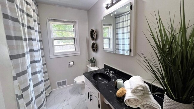 Building Photo - Perfect house ready to move into close to ...