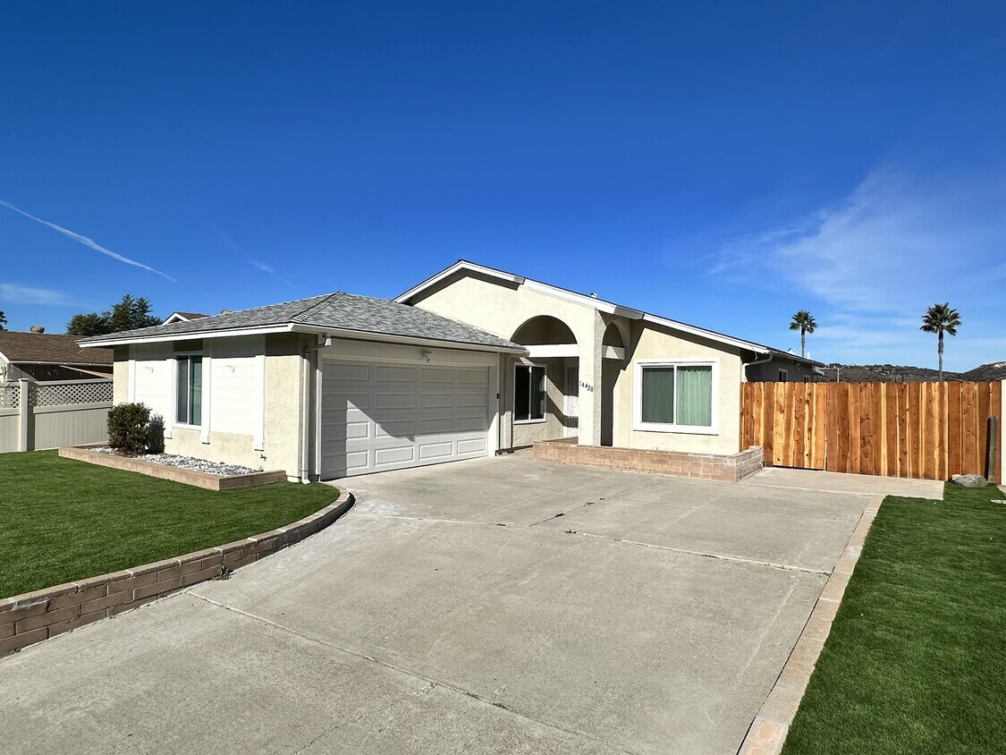 Foto principal - 14420 High Pine St