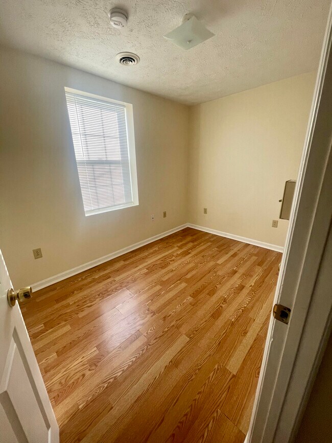 Building Photo - 320 Sewanee Ave