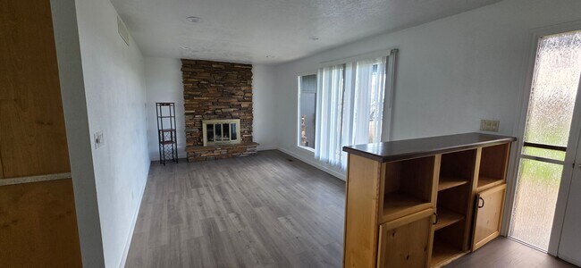 Foto del edificio - Home in the country and ready for it new tenants