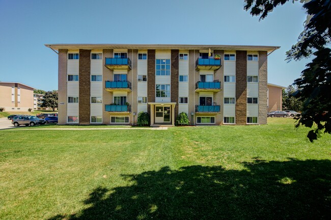 Photo du bâtiment - Woodford Apartments