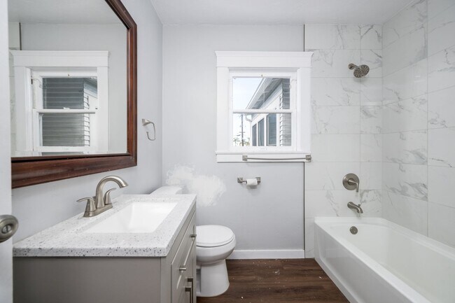 Foto del edificio - Historical 2 Bed 1 Bath House with large o...