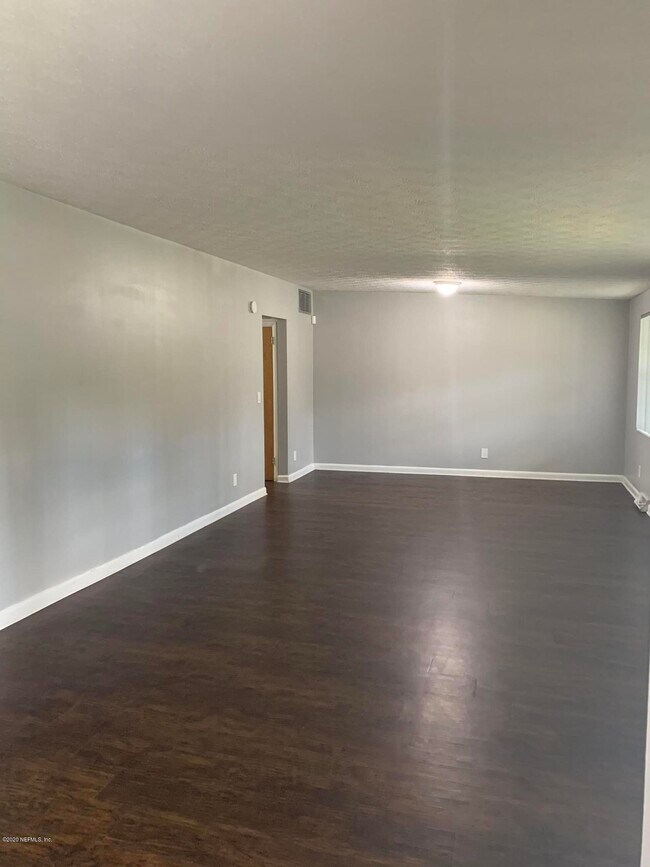 Foto del edificio - 7144 Hanson Dr N