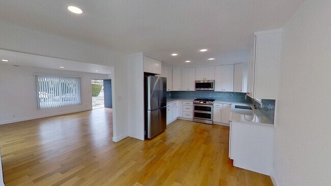 Building Photo - Phenomenal 4 Bed / 2 Bath Eastside Home!