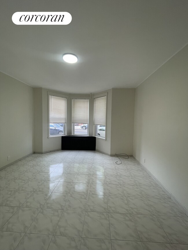 Foto del edificio - 71-14 Central Ave