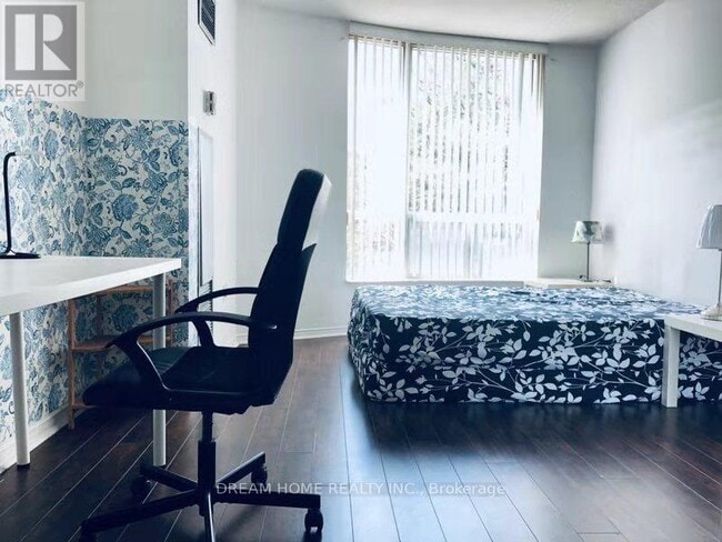 Photo du bâtiment - 8 Pemberton Ave