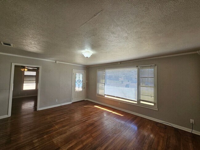 Foto del edificio - PRICE DROP!!! AVAILABLE NOW!