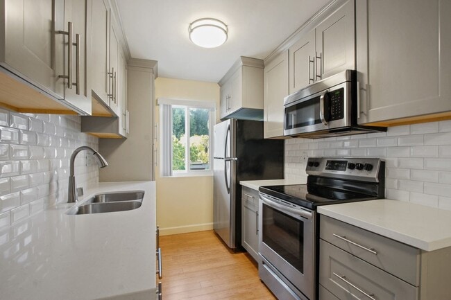 Building Photo - 9520 Lucerne Ave