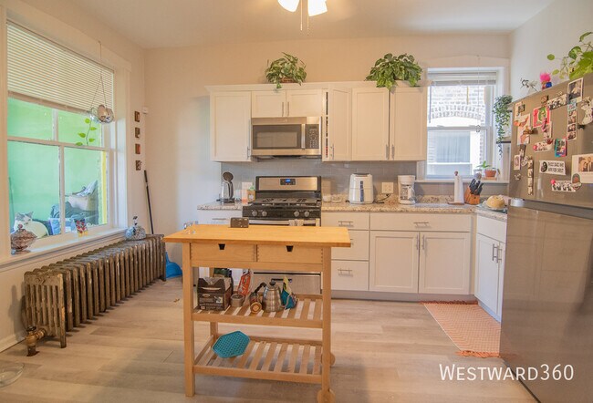 Foto del edificio - 4018 W Oakdale Ave