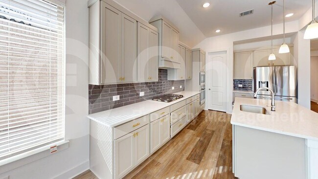 Foto del edificio - 1908 Briar Hl Dr