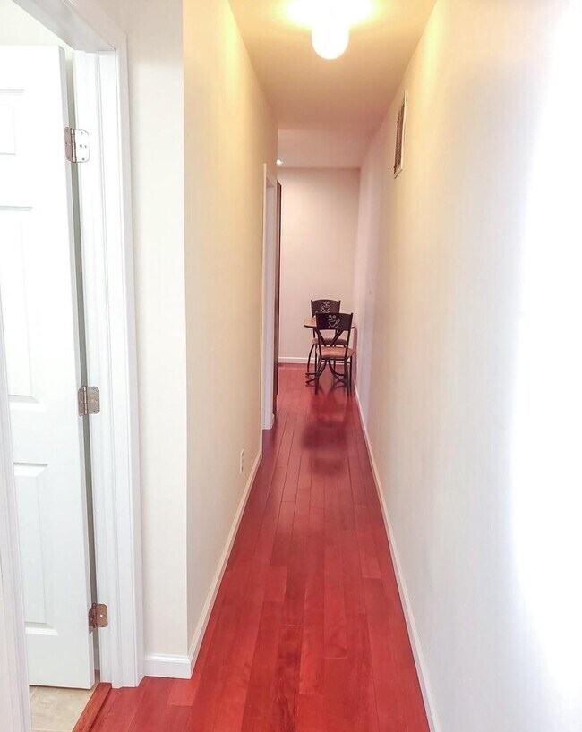 Foto del edificio - 221 Woodbine Ave