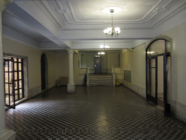 Building Photo - 437 Kingston Ave