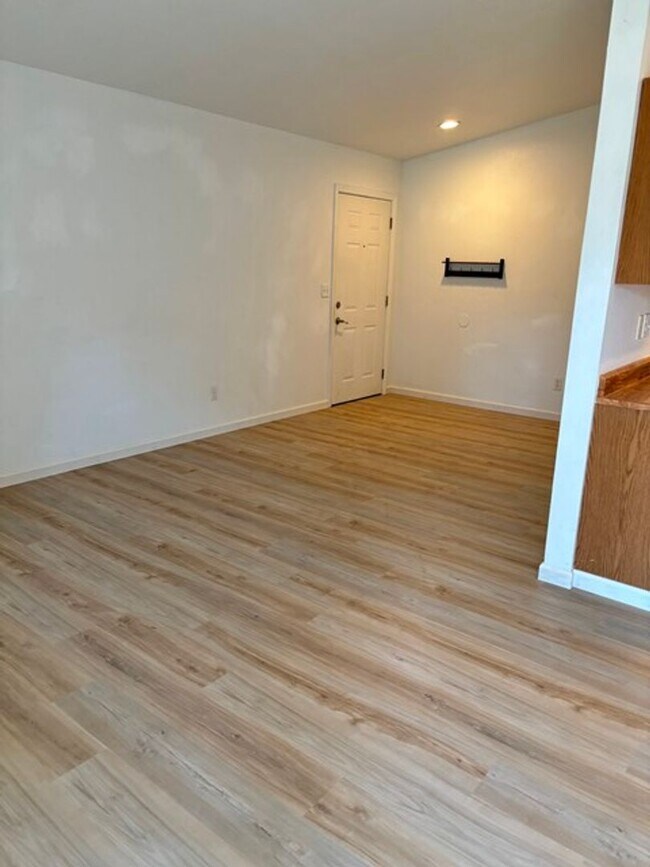 Building Photo - 2 bedroom duplex
