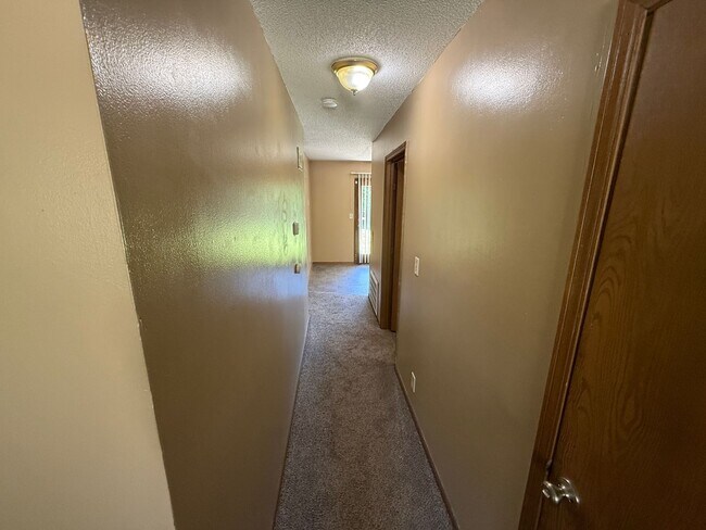 Foto del edificio - 2BR/1BA | Newly Renovated Unit | 1-Car Covered Parking | In Blue Springs!