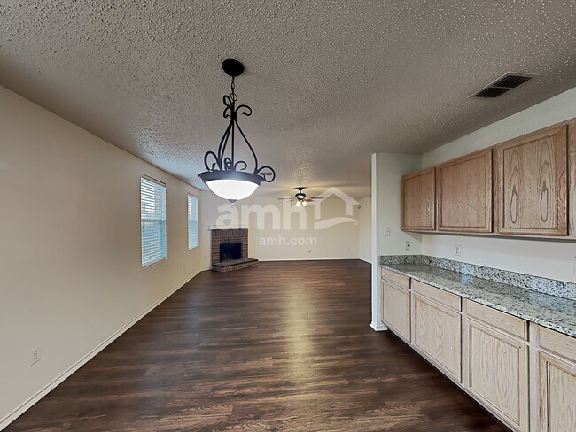 Building Photo - 16656 Jasmine Springs Dr