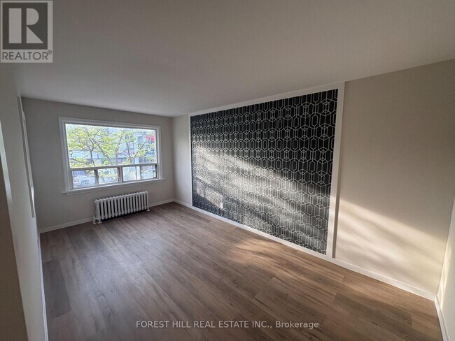 Photo du bâtiment - 245 Lakeshore Rd E