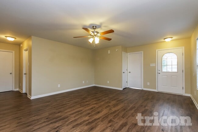 Foto del edificio - 1615 Blue Grass Pkwy