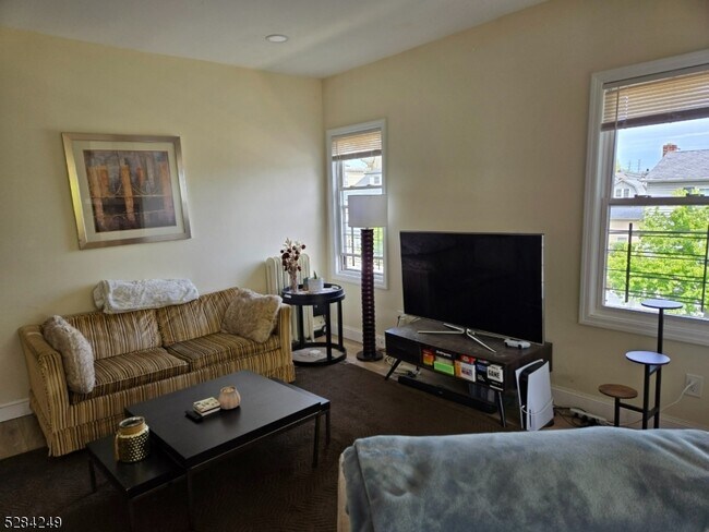 Foto del edificio - 70 Overlook Ave