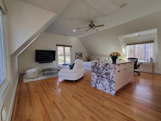 Foto del edificio - 5909 Greenevers Dr
