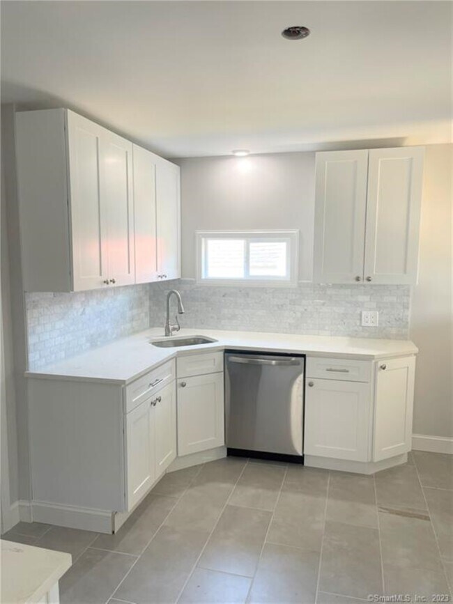 Cocina totalmente renovada con encimeras de cuarzo, salpicadero de piedra y lavavajillas de acero inoxidable. - 10 Treadwell St