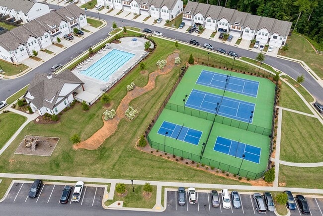 Building Photo - Townhome Available Now in the Towns of Aub...
