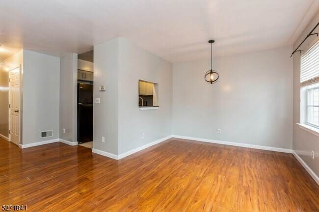 Building Photo - 1148 W 7th St
