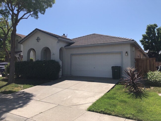 Building Photo - Beautiful 3 Bedroom 2 Bath Home in North N...