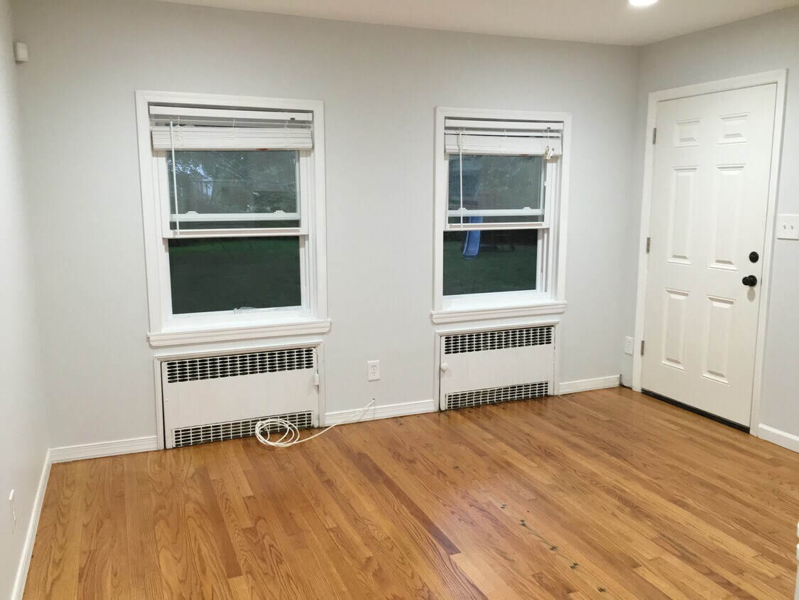 Living Area - 407 Stirling Ave