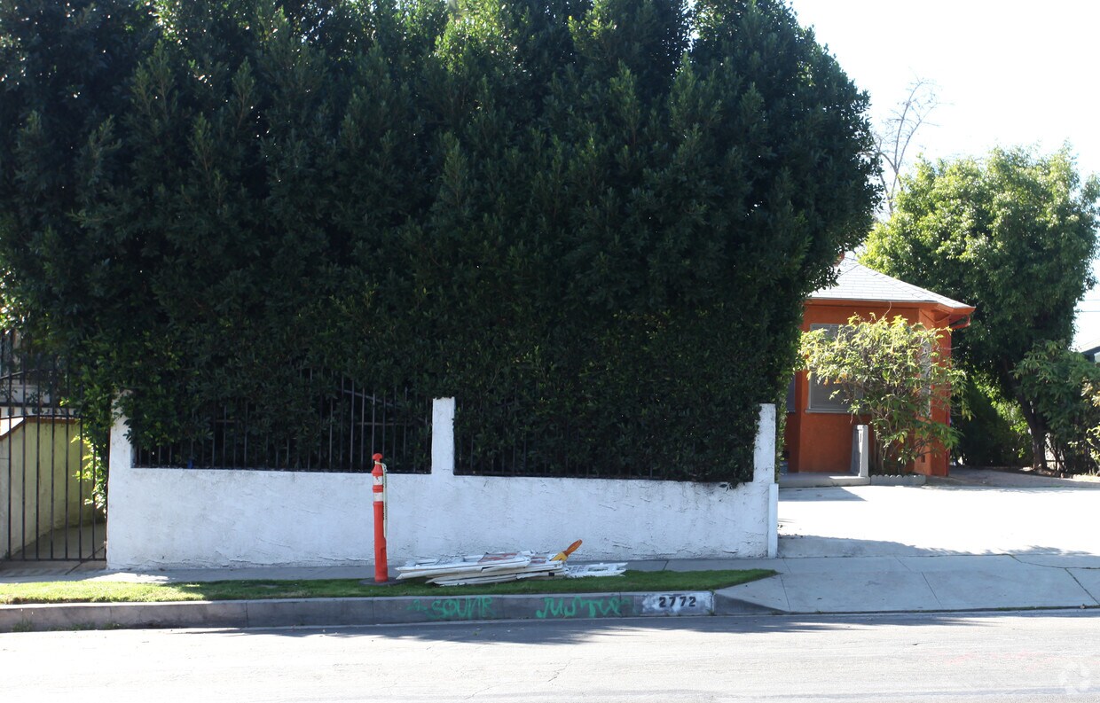 Foto del edificio - 2770-2772 Estara Ave