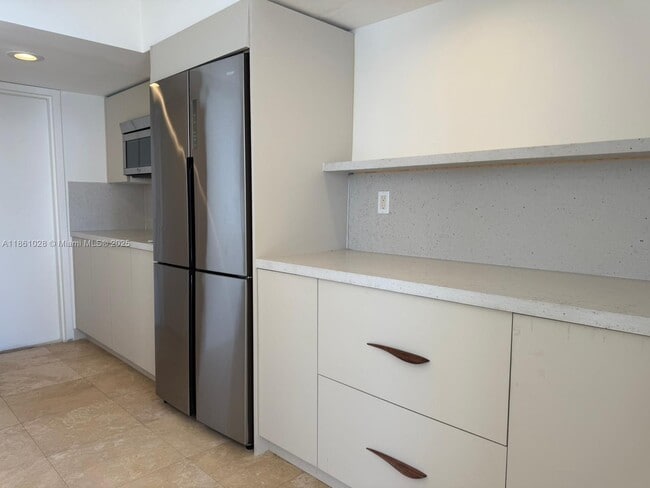 Building Photo - 1420 Brickell Bay Dr