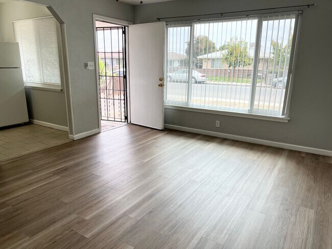 Foto del edificio - 3415-3417 E Terrace Ave