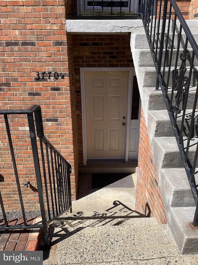 Front entrance - 3770A Madison Ln