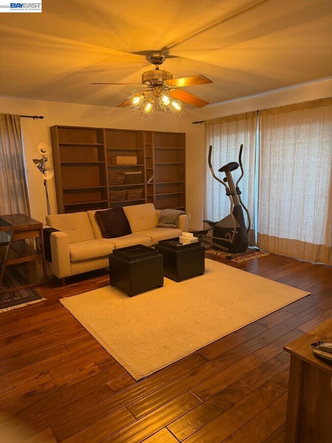 Foto del edificio - 320 N Civic Dr