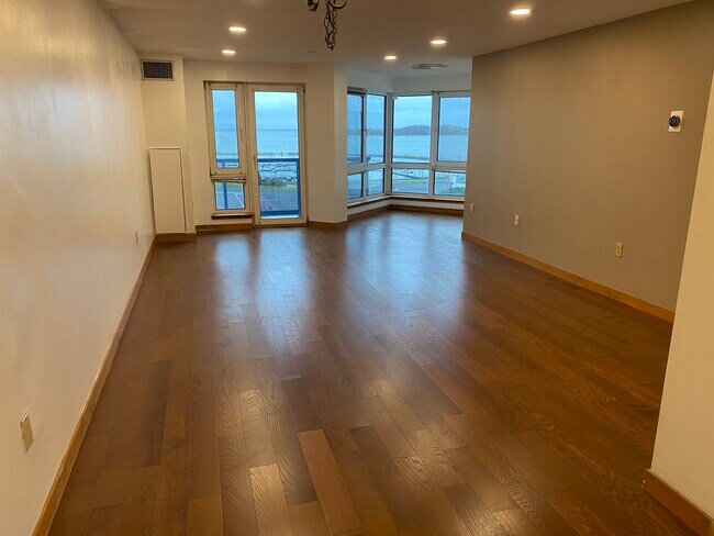 Building Photo - 1001 Marina Dr