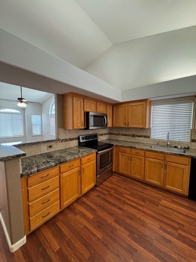 Building Photo - Beautiful 3 Bedrooms 2 Baths