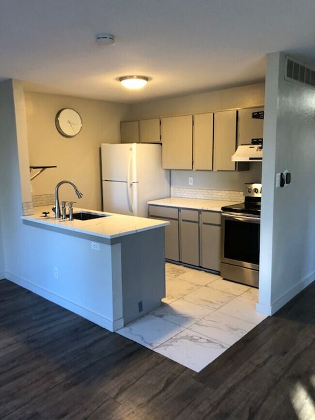 Building Photo - 3 bdrm, 2 bath Townhome
