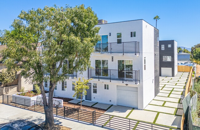 Building Photo - 6832 Hazeltine Ave