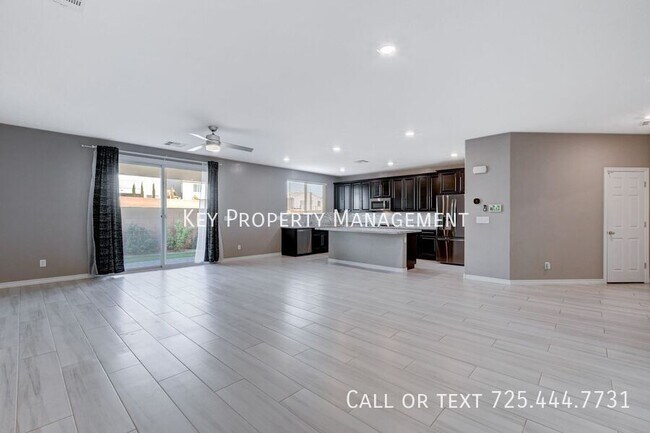 Foto del edificio - GORGEOUS 4 BEDROOM 3 BATH HOME W/ SPECTACU...