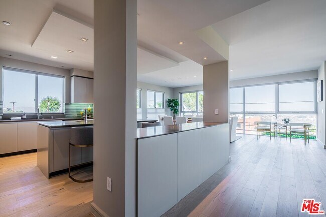 Foto del edificio - 2391 Roscomare Rd