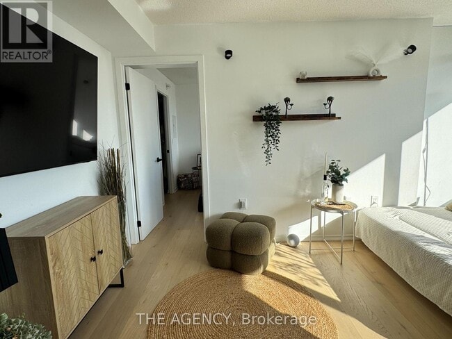 Building Photo - 36 Lisgar St