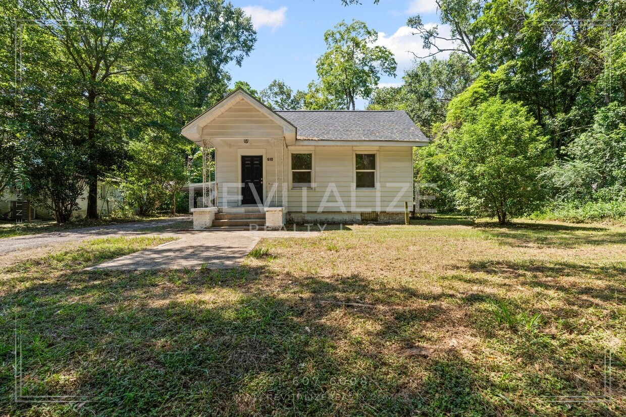 Foto principal - Charming 3 Bed 2 Bath Bungalow in Mobile