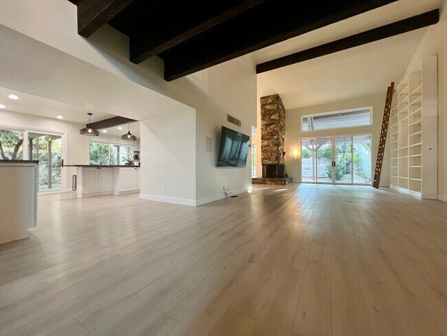 Building Photo - Hidden gem in the heart of Las Vegas