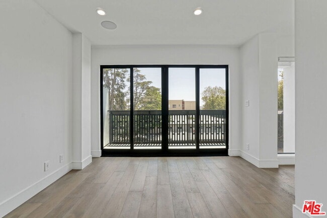 Foto del edificio - 1447 N Martel Ave