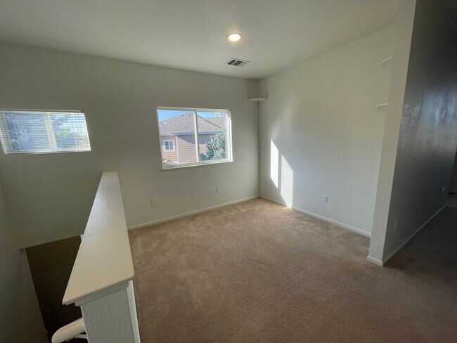Building Photo - Bright Top Floor 2-Bedroom Condo w/ Attach...