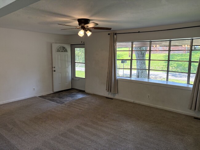 LIVING ROOM/FRONT DOOR - 702 Pearl Dr