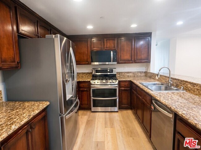 Foto del edificio - 4832 Whitsett Ave