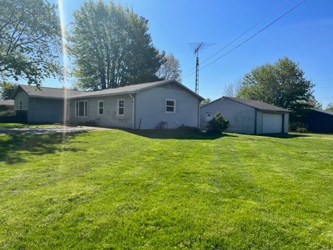 Building Photo - Beautiful Southside Country Home with Large Yard
