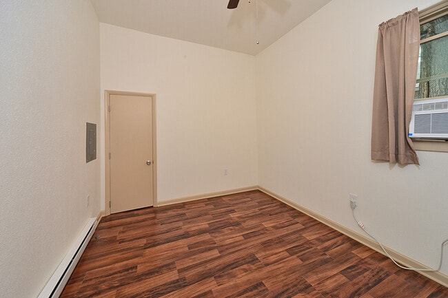 Building Photo - Darling remodeled 1 bedroom!!!