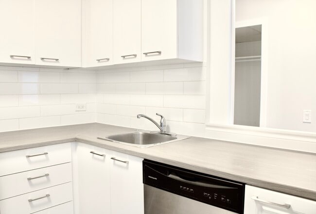 Building Photo - 3450 B Rue Drummond