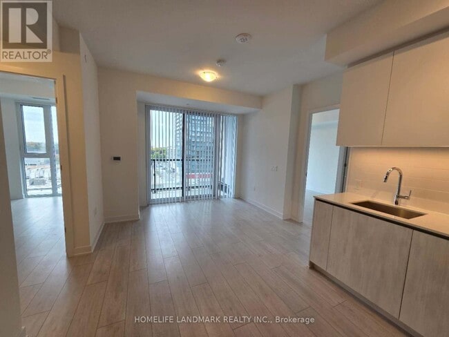 Photo du bâtiment - 5858 Yonge St